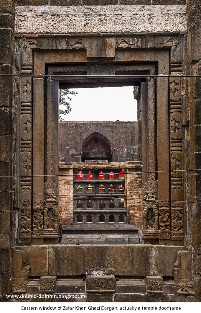 ZafarKhan Masjid is one amongst 1000s of Masjids across Bharat where you will find Hindu temple architecture like temple doors, Garbagrihas, temple motifs, sanskrit inscriptions. Dead bodies of Muslim invaders now lies buried inside the Hindu temple site. #reclaimtemples