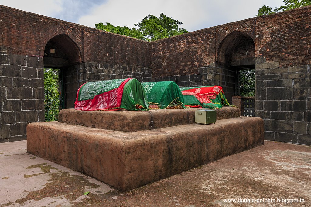 ZafarKhan Masjid is one amongst 1000s of Masjids across Bharat where you will find Hindu temple architecture like temple doors, Garbagrihas, temple motifs, sanskrit inscriptions. Dead bodies of Muslim invaders now lies buried inside the Hindu temple site. #reclaimtemples