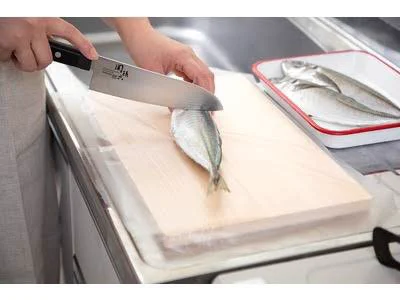耐久性やばいｗｗ「なんでもシート」がまな板の上で食材切っても破れないし、災害、アウトドアで大活躍しそう。