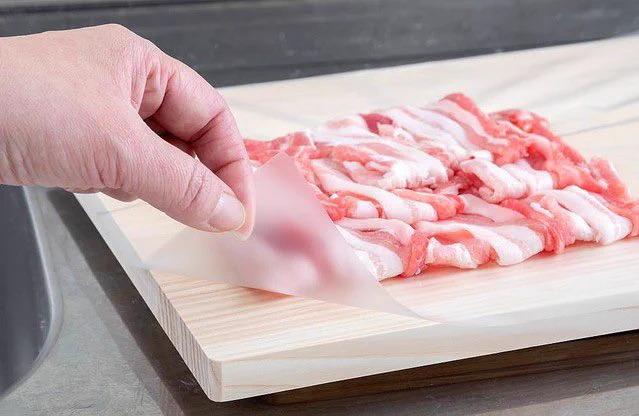 耐久性やばいｗｗ「なんでもシート」がまな板の上で食材切っても破れないし、災害、アウトドアで大活躍しそう。