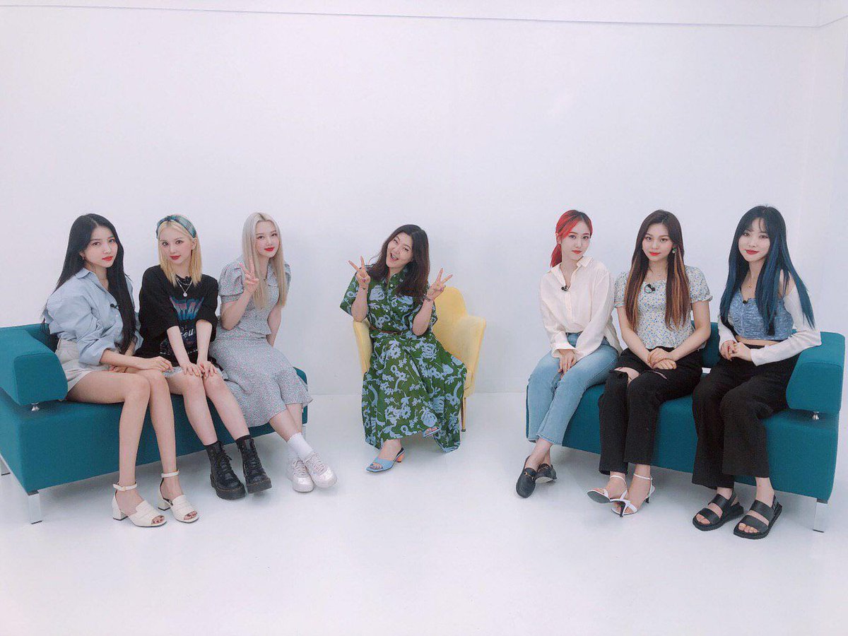 GFRDofficial's tweet photo. [📺 #여친NOW]
역시! 깜😺짝 만남은 언제나 더
반가운 법이죠💙💜

#여자친구 #GFRIEND 가
슈스스TV📺를 찾아갔답니다⭐️

여친이들의 패션🛍️점수는 과연⁉️

궁금한 버디는 모두모두~ 잠시 후, 9시!!
#슈스스TV 채널을 시청🕶️해주세요🍎

*유튜브 LIVE 방송으로 진행됩니다. https://t.co/jB84btbYi9