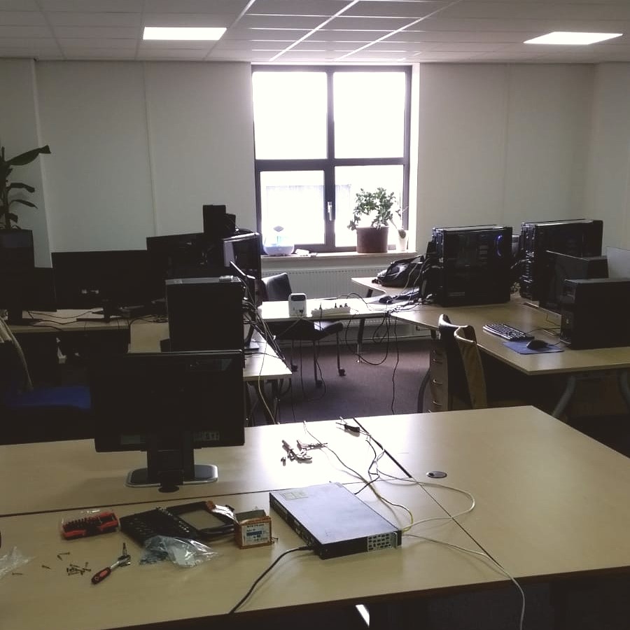 BlueBirdMedia's tweet photo. Wij zijn verhuisd!

Na veel zweten en ploeteren is ons kantoor weer bijna 100% operationeel. Alleen nog even de puntjes op de i zetten en dan kunnen wij weer gaan knallen! 💥

#bluebirdmedia #verhuizen #spannend #bijnaklaar https://t.co/5HkdAbMqPO