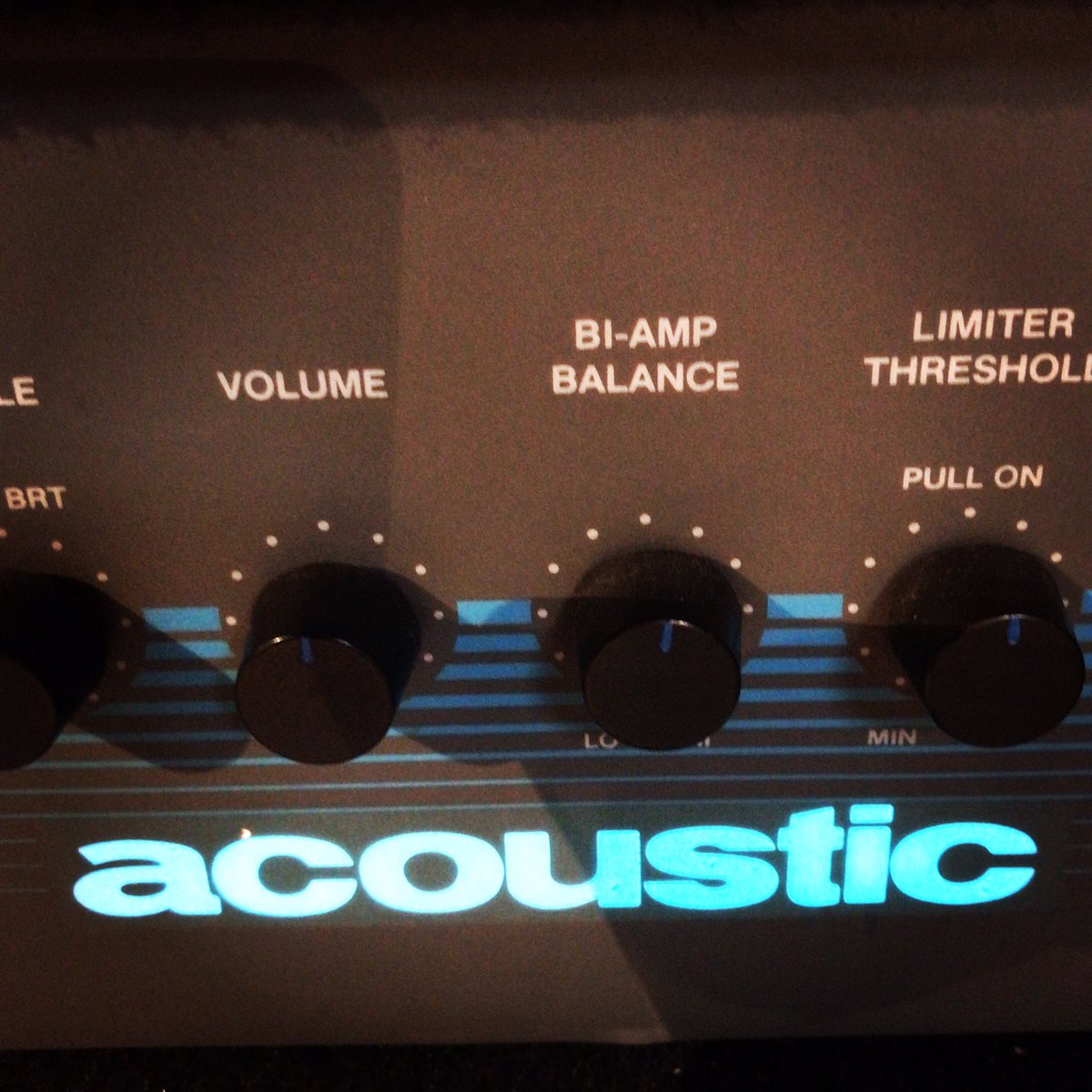 frea55's tweet photo. 先日。
久々登板のmy amp。
もうvintage amp。
こんなの最近は流行らんけど、良い音するねんなぁ。
なかなか使い時ないけど、手放せずになう。
電源ONでロゴが光るとかカッケーわ！単純！笑
#acoustic #bassamp #bass #vintage  #amp https://t.co/WZpefr94yw