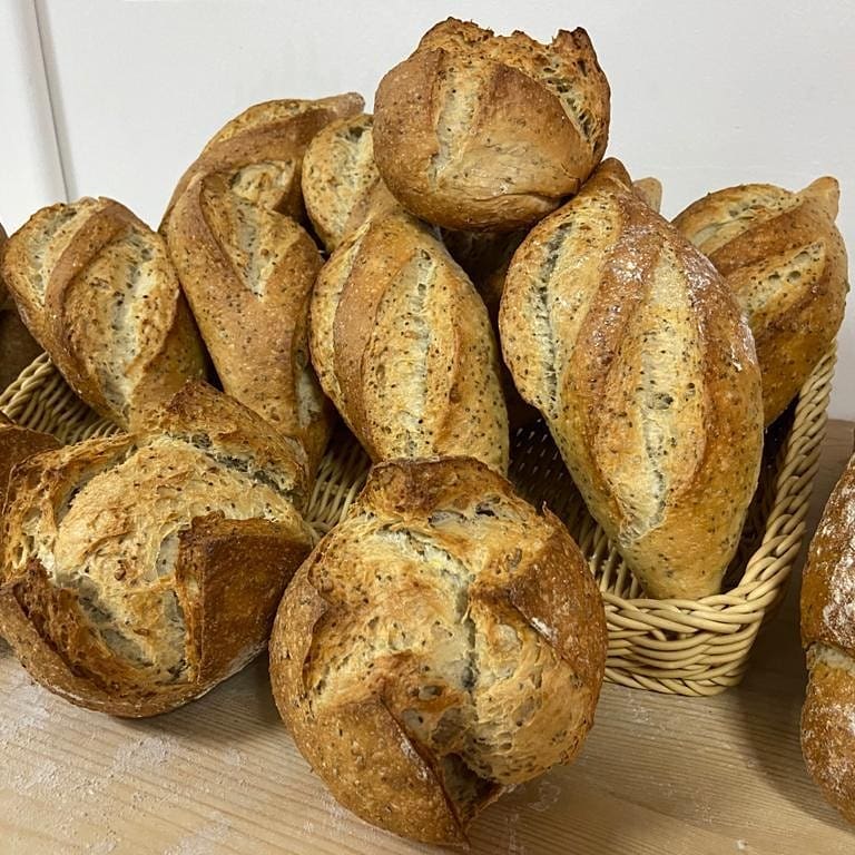 cusine_eu's tweet photo. EL TALLER no descansa,
Estem fent pa amb els preparats de #BACKALDRIN
Ja heu tingut l'oportunitat de tastar-los?
#MAIZEMIX #KORNMIX #RUSTICMIX #CHIAMIX #RYEMIX #ELTALLER #RCH https://t.co/LaLGx9cEAZ