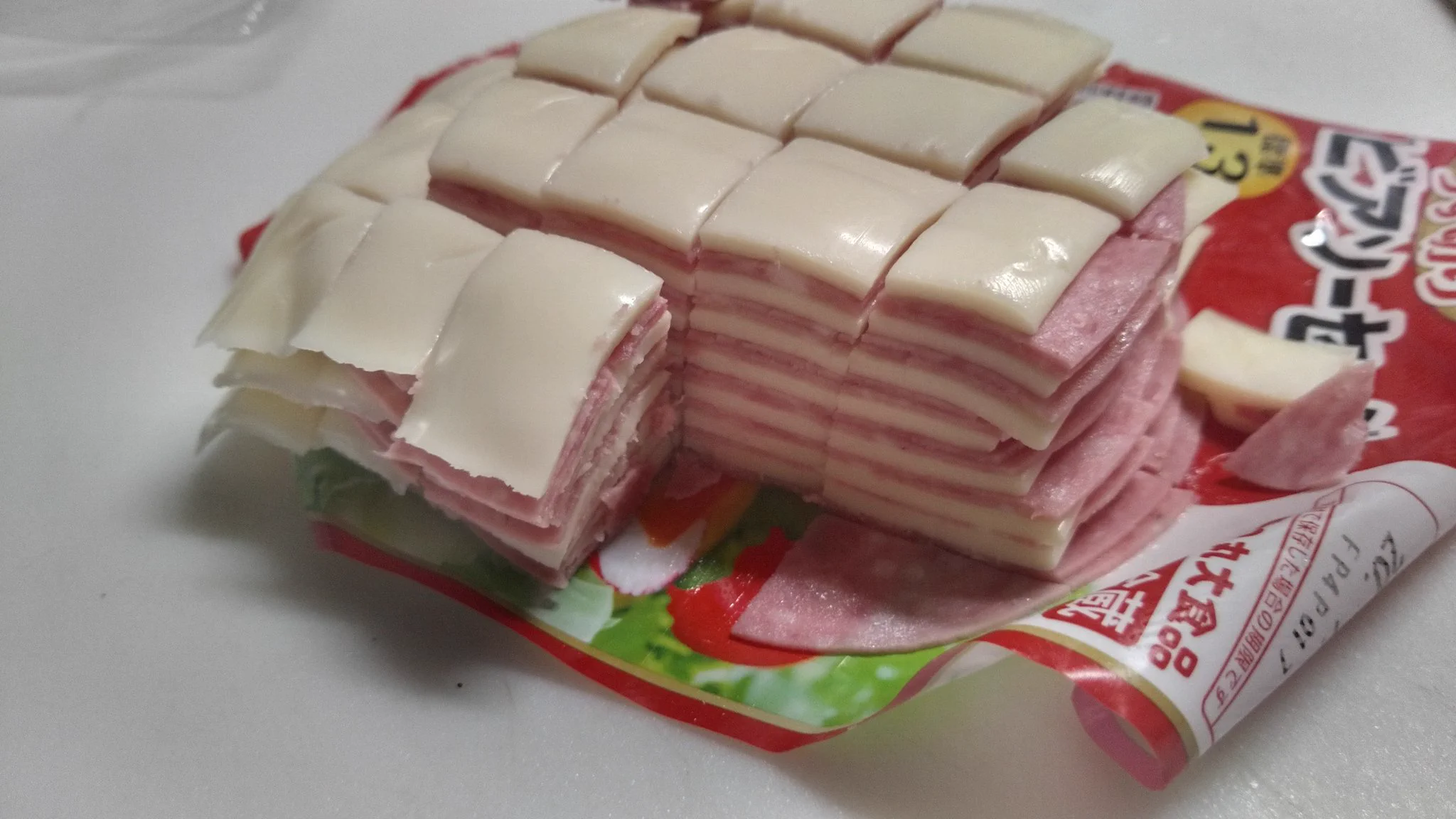 重ねて切ったら塩胡椒を振るだけで完成！簡単に作れる最強おつまみ？！