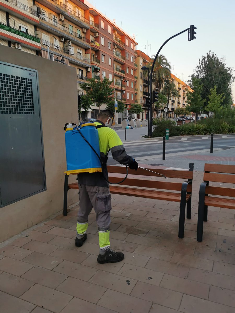 Gesquart's tweet photo. Hoy martes hemos procedido a la desinfección extraordinaria de todos los parques infantiles, y de gran parte del mobiliario urbano del municipio, para intentar frenar la propagación del #covid19 tenemos que concienciarnos que el virus sigue presente #EsteVirusLoParamosUnidos https://t.co/wKcAjvejHb