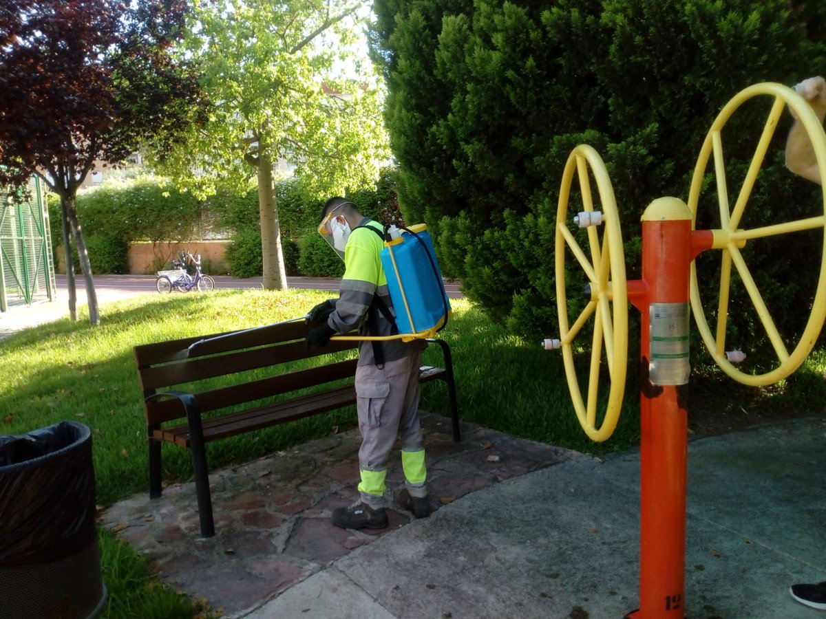 Gesquart's tweet photo. Hoy martes hemos procedido a la desinfección extraordinaria de todos los parques infantiles, y de gran parte del mobiliario urbano del municipio, para intentar frenar la propagación del #covid19 tenemos que concienciarnos que el virus sigue presente #EsteVirusLoParamosUnidos https://t.co/wKcAjvejHb