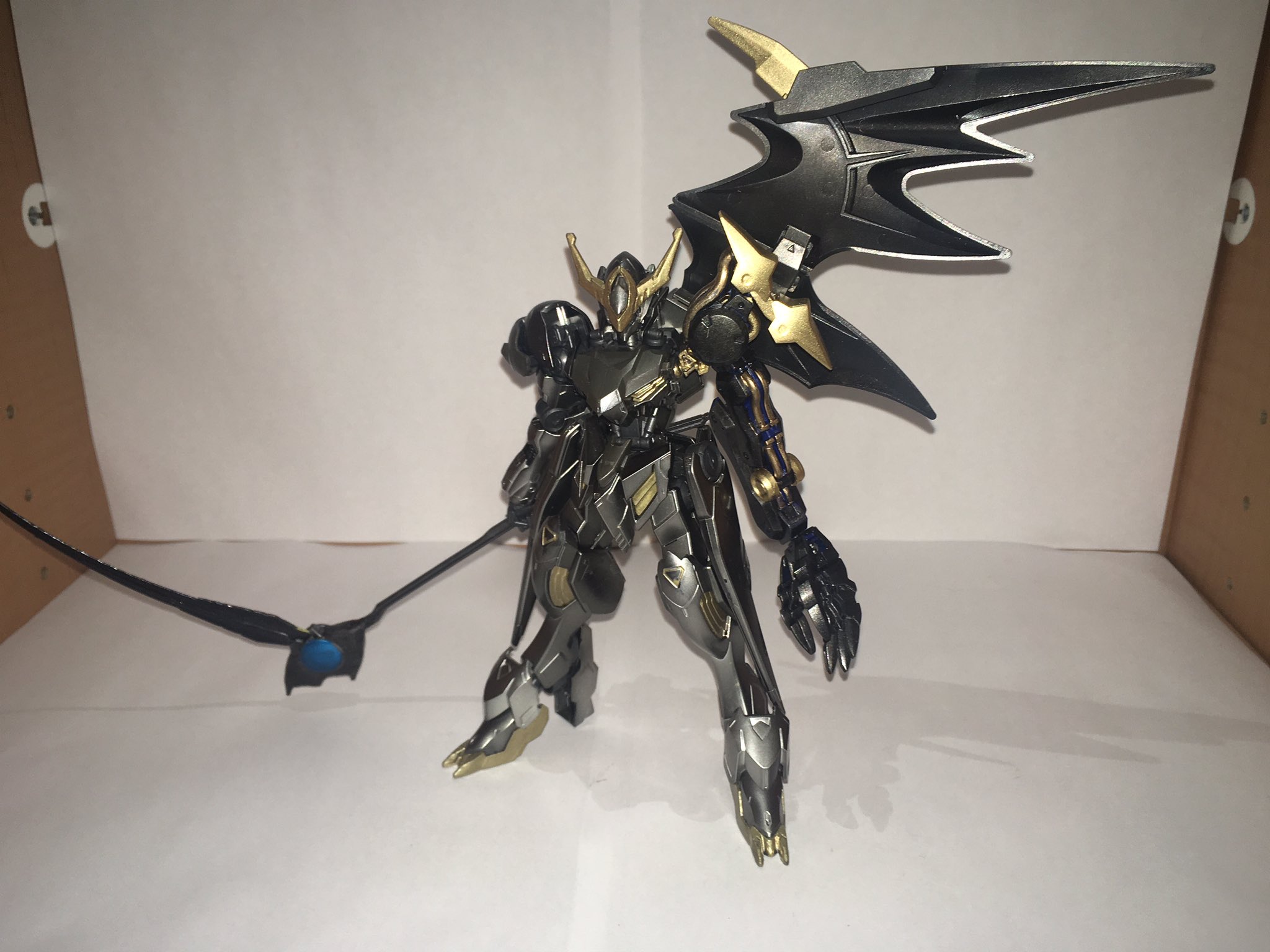 ヨウホウ ガンダムバルバトスルプスマギア 魔法使いのようなからローブ兼拘束具を解放することで悪魔の姿になるようにしました 召喚士 悪魔のイメージです 武器はデスヘルのものにパテとクリアパーツを盛ったものです ガンプラカスタマイズミーティング