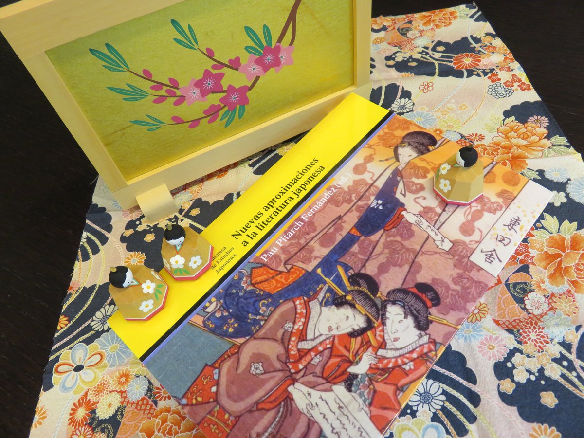 Consul_JPN_BCN's tweet photo. Se incorpora a nuestra pequeña biblioteca el libro "Nuevas aproximaciones a la #literatura japonesa", de Pau Pitarch @paupitarch, una selección de ensayos que nos permiten encontrar nuevas maneras de acercarnos a la riqueza y diversidad de la historia literaria nipona. 🧡📚 https://t.co/x9zrqUtIrp