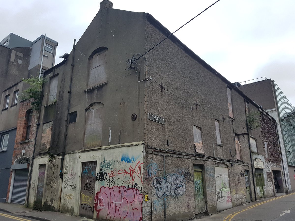 this beautiful abandoned property in  #Cork city centre has the 1858 fire hydrant mark, again so much character, ideal for someone's home & workspace, a  #socialcrime it is empty with  #homeless crisis &  #inequality  @corkcitycouncil  #heritage  #programmeforgovernment