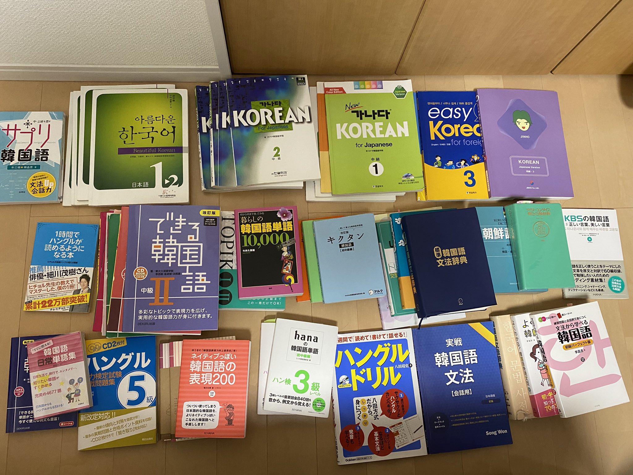 Riru28 Sikyung ソンシギョン 韓国語テキスト 整理したらこんなに 教室何回か変わったから増えたのもあるけど買って満足したものもあります できる韓国語 初級2はボロボロになるまで勉強しましたが みなさんは何のテキストで勉強してますか