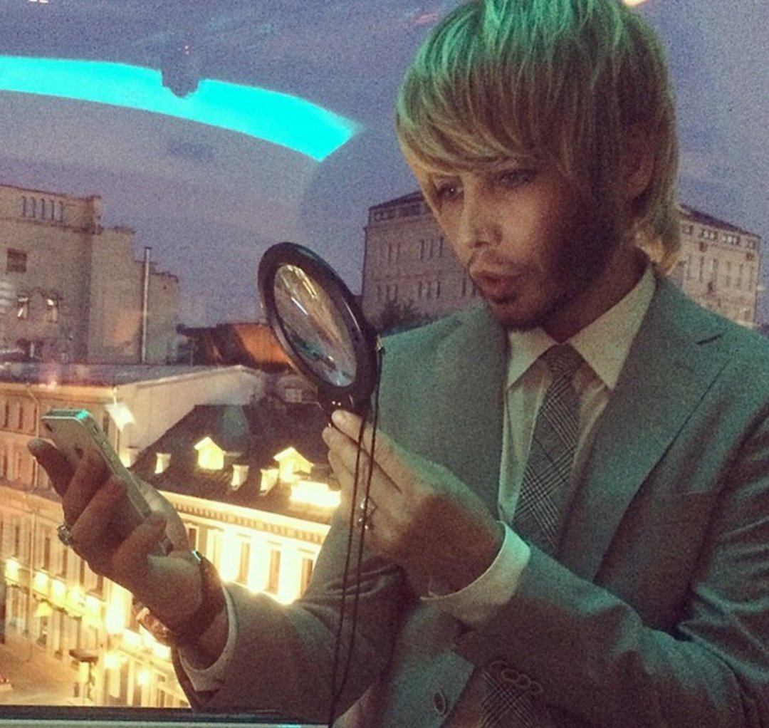 Сергей Зверев с телефоном