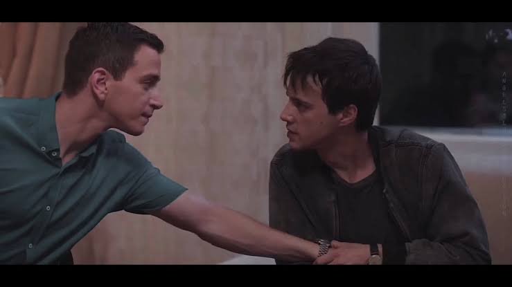 Paralı bir platform da yayınlanan eşcinsel bir karakter olduğu için Osman'ın sansürlendiği ülkede Recep Ivedik gişe rekorları kırıyor. TV dizilerinde tecavüz ve gerdek sahneleri havada uçuşuyor. Söylemek istediklerim bu kadar. #Aşk101