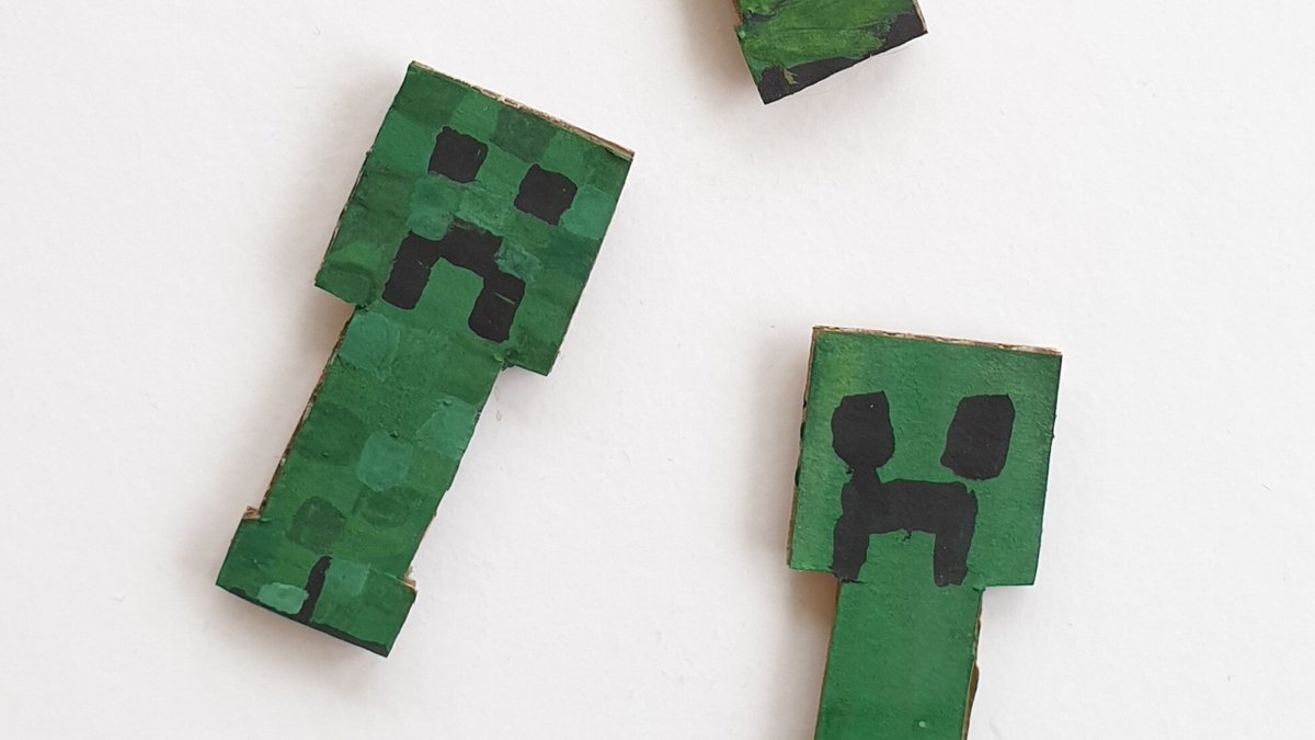 ThoughtDiy's tweet photo. A quick and easy Minecraft Creeper Magnet made from a recycled box and our free printable. #minecraft #crafts https://t.co/1aH5LXD58D https://t.co/GS1PVRsJ14
