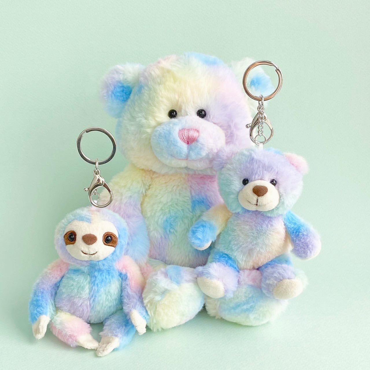 Plaza 公式 ふわふわの肌触りと優しいパステルカラーがキュートなぬいぐるみ とキーホルダーです ナマケモノはplaza Minipla限定アイテムです レインボーキーホルダー ナマケモノ ベア T Co 2jdpsjptzz レインボーベア