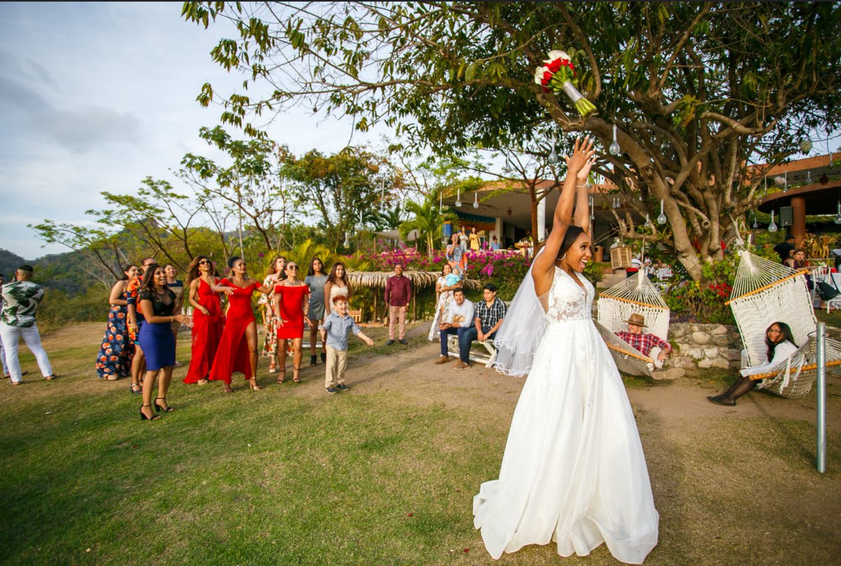 Sabes porque hay personas que no salen de tu cabeza ? Porque sencillamente llegaron a tu corazón..

#LaDulceVista #PuertoVallarta