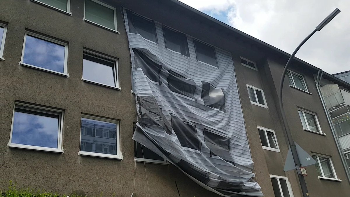 SophiaOberhuber's tweet photo. @EnergiesprongDE @tmeissner3 @HenrietteReker @stadtkoeln @inascharrenbach @MHKBG_NRW @VdWRW @GdWWohnen @dena_news @INTERREG_NWE Glückwunsch, lieber Thomas @tmeissner3 zu einer gelungenen Veranstaltung! Klasse Details samt Fassadenverhüllung und #WGaV- / #Energiesprong-Masken! 👍😎 https://t.co/8a11SSgZUW
