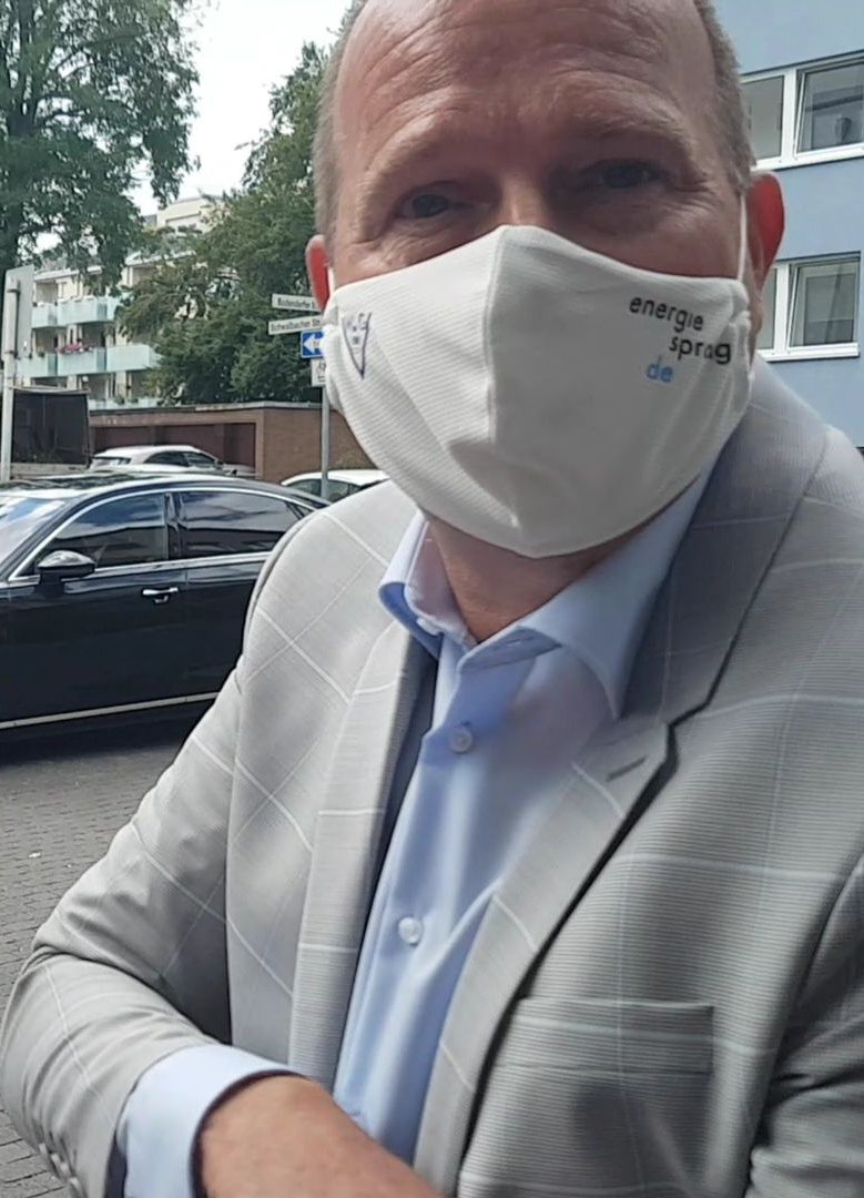 SophiaOberhuber's tweet photo. @EnergiesprongDE @tmeissner3 @HenrietteReker @stadtkoeln @inascharrenbach @MHKBG_NRW @VdWRW @GdWWohnen @dena_news @INTERREG_NWE Glückwunsch, lieber Thomas @tmeissner3 zu einer gelungenen Veranstaltung! Klasse Details samt Fassadenverhüllung und #WGaV- / #Energiesprong-Masken! 👍😎 https://t.co/8a11SSgZUW
