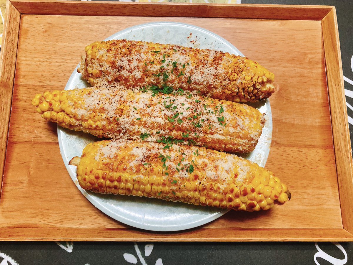 pudding_dinner's tweet photo. 올해도 초당옥수수를 먹을 계절이 돌아왔다네 버터 자글자글 녹여서 간장+설탕+올리고당+레몬즙 찔끔 섞어준 소스 붓으로 솔솔 발라가며 노릇노릇 구워낸 달콤짭조름한 옥수수에 파마산치즈가루 팍팍 치폴레파우더 쵹! https://t.co/5b8zGlKJS9
