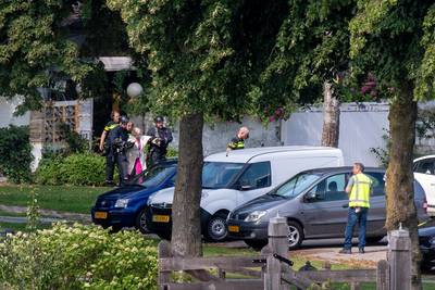 Politie ontruimt woning die op instorten staat in Angeren; bewoners (70+) overgebracht naar hotel ..