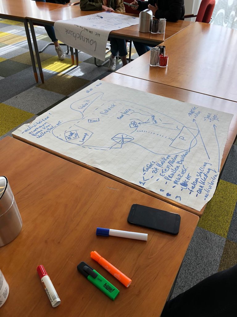 Prachtig! Vandaag 22 jongeren spontaan in Kampen actief om samen zomerse ontmoetingsplek Park Lounge in te richten op voormalig zwembadterrein! Zij reageren op de oproep van DJ Slam Tom van der Weerd. <a href="/gemKampen/">Gemeente Kampen</a> ontvangt van rijk hiervoor geld ivm opvang jongeren ivm Corona