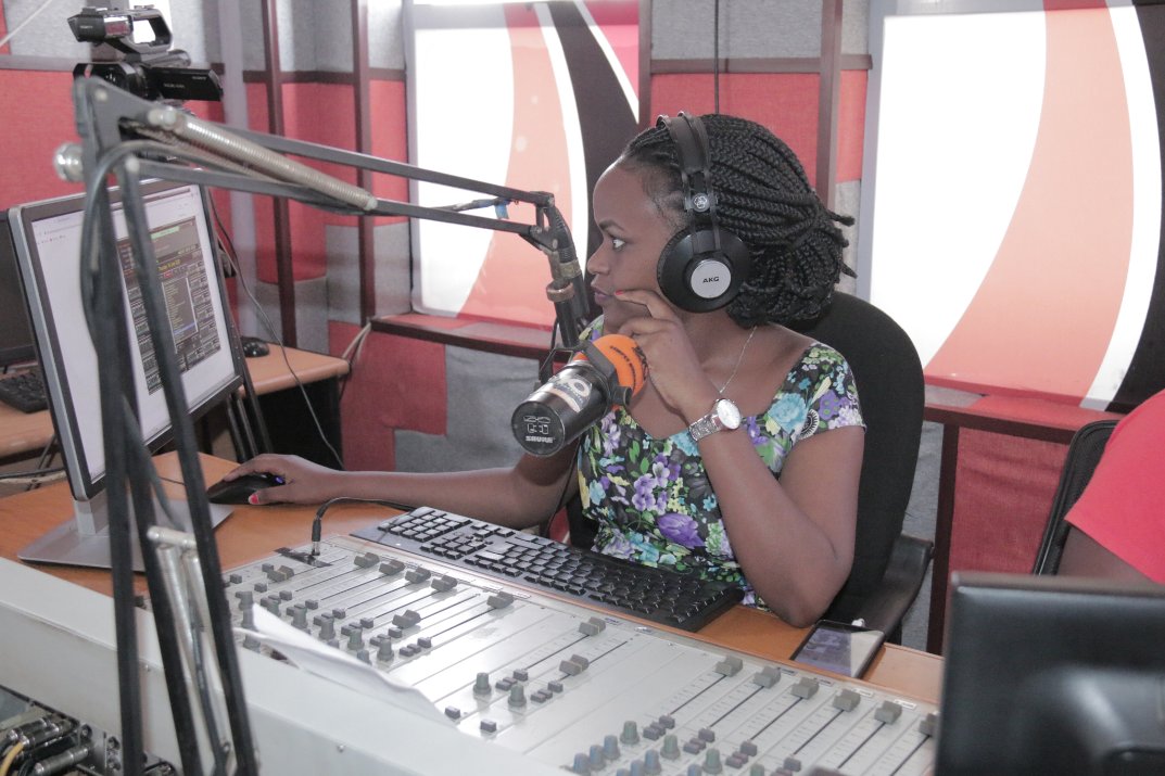 Radiotv10rwanda's tweet photo. #10Connect 1PM.

#Mugikoni
Uyu munsi turarebera hamwe uko bateka umureti uvanze n'imboga
#Ubuzima
Turarebera hamwe ibimenyetso n'ibitera indwara yo kuvunagurika kw'inzara.
#MenyaNibi 
Turasobanura amazina atandukanye

Murikumwe na  @denyse_mbabazi &amp; @AngeTarry https://t.co/J3yUsWZkv6