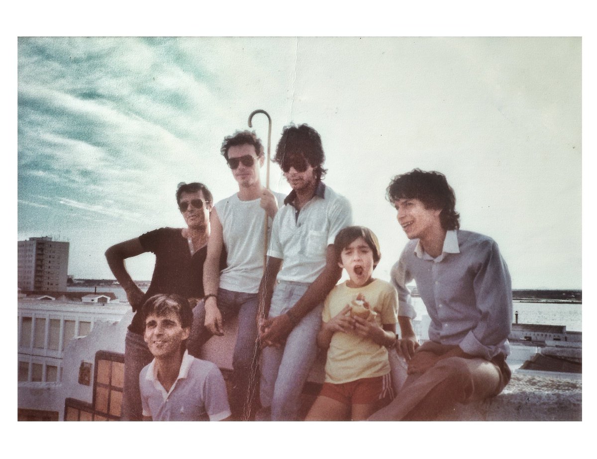 raulrazondeson's tweet photo. Esta es mi escuela(II)
Mi gran suerte ha sido crecer entre gente sabia y valiente.
En Ayamonte(1983-84), con Kiko Veneno, mi madre tras la foto y yo con un bocata de jamón entre los Pata Negra, Rafael y Raimundo Amador.
Para saber adónde se va hay que recordar de dónde se viene. https://t.co/xamgSG1Fqk