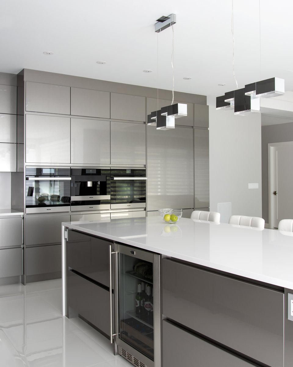 Definition of 'cool': this kitchen! 😎
This modern kitchen by our talented Darien Wilson is both pristine and luxurious.
This is one of this year's <a href="/GOHBA_Ottawa/">Ottawa Home Builders</a> submissions.
Gorgeous waterfall island counter top by <a href="/UrbanStoneSur/">Urban Stone Surfaces</a>.