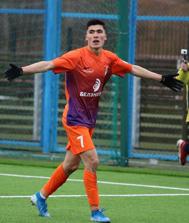 VysshayaF's tweet photo. Des rumeurs parlent de l’Ouzbek Yakhshiboev 🇺🇿 au @fcshakhterby ! Après des rumeurs qui envoyaient @MomoYansane 🇬🇳 chez les jaunes et noirs, c’est au tour du meilleur buteur de championnat d’être annoncé ! Le @fcshakhterby regarde tous les gros joueurs du championnat 👀🇧🇾 https://t.co/uV79LJKlqc