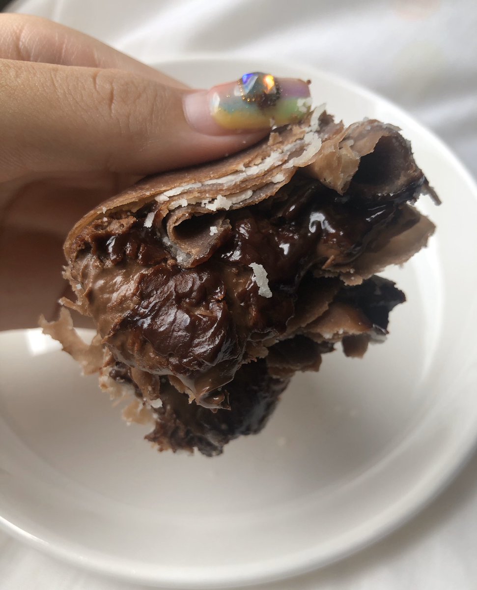 พึ่งเคยกินขนมเปี๊ยะไส้นูเทลลล่าาาาาา ว้ากกก อร่อยมากก เอาไป100/10 นี่ขนาดเฉยๆกะพวกช้อคโกแลต แต่นี่ดีเกิ้น ชอบกินแบบเวฟ20วิ ไหลเป็นลาวา ฟินตายไปเลย อันนี้ของร้านในไอจี ig:notime.todiet 🍫😍 แนะนำๆเลยว่าแป้งอร่อย ให้ไส้เยอะกรุบ