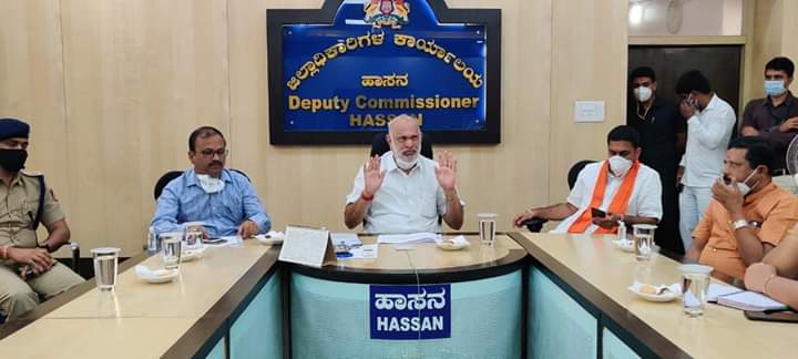 ShivaramHebbar's tweet photo. ಇಂದು ಹಾಸನದ ಜಿಲ್ಲಾಧಿಕಾರಿ ಕಛೇರಿಯಲ್ಲಿ  ಕ್ವೌರಿಕರಿಗೆ ಹಾಗೂ ಅಗಸರಿಗೆ ನೀಡಲಾಗುತ್ತಿರುವ ಸಹಾಯಧನದ ಕುರಿತು ಅಧಿಕಾರಿಗಳೊಂದಿಗೆ ಪ್ರಗತಿ ಪರಿಶೀಲನಾ ಸಭೆ ನಡೆಸಿ, ಅಗತ್ಯ ಸಲಹೆ ಸೂಚನೆಗಳನ್ನು ನೀಡಲಾಯಿತು.

ಈ ಸಂದರ್ಭದಲ್ಲಿ ಶಾಸಕರಾದ ಶ್ರೀ @nimmapreetham ಜಿಲ್ಲಾಧಿಕಾರಿ, ಜಿಲ್ಲಾ ಕಾರ್ಮಿಕ ಇಲಾಖೆಯ ಅಧಿಕಾರಿಗಳು ಉಪಸ್ಥಿತರಿದ್��ರು. https://t.co/lNpbZJgvWU