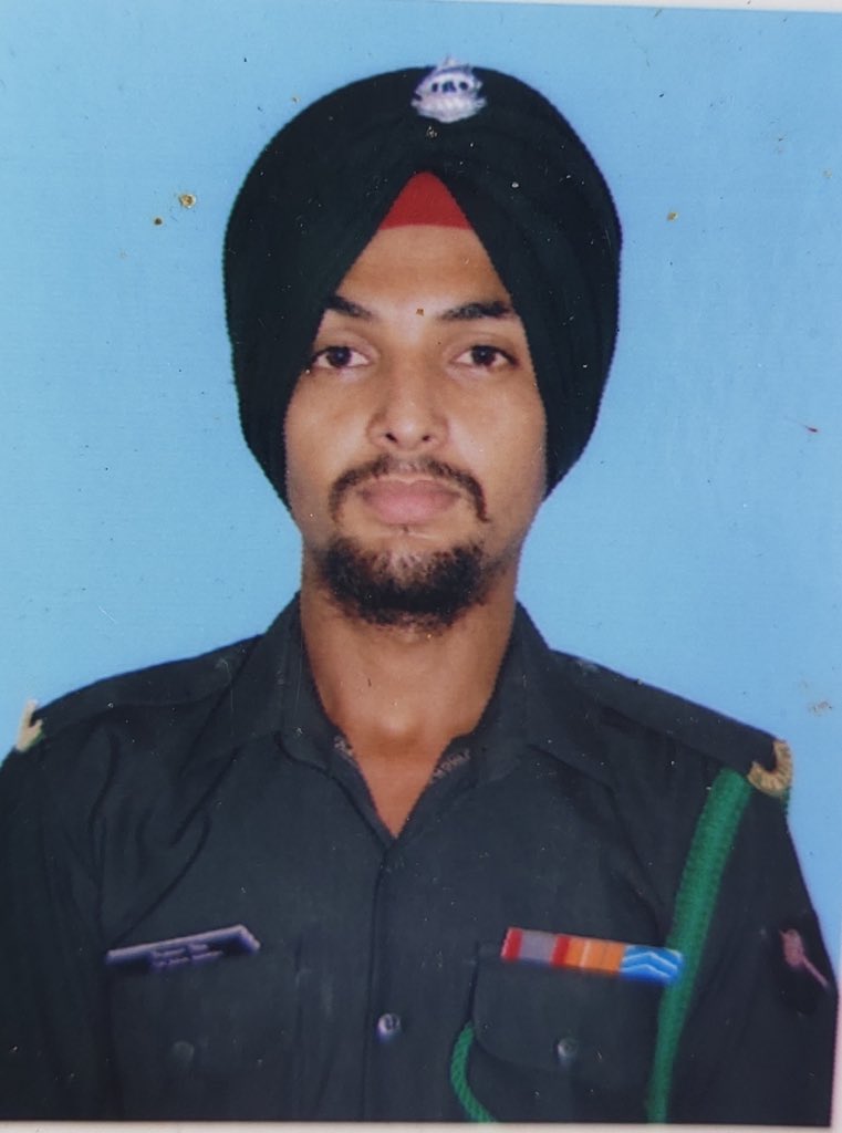 capt_amarinder's tweet photo. Tragic news coming in from Kashmir where we have lost NK Rajwinder Singh in an operation to flush out militants. He belonged to Samana in Patiala and was serving in 24 Punjab Regiment. My condolences are with his family, we will do everything possible to help them. Jai Hind! 🇮🇳 https://t.co/lF9yf9KAA1