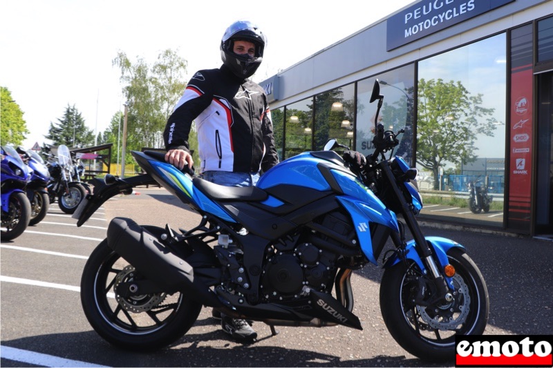 emotocom's tweet photo. Tony et sa « future » #Suzuki #GSXS750 chez #Stand41 à #Blois, une moto #permisA2 pour débuter @SUZUKI_MOTO_FR https://t.co/5FUY8ufzMr https://t.co/OBZT1lFVCf