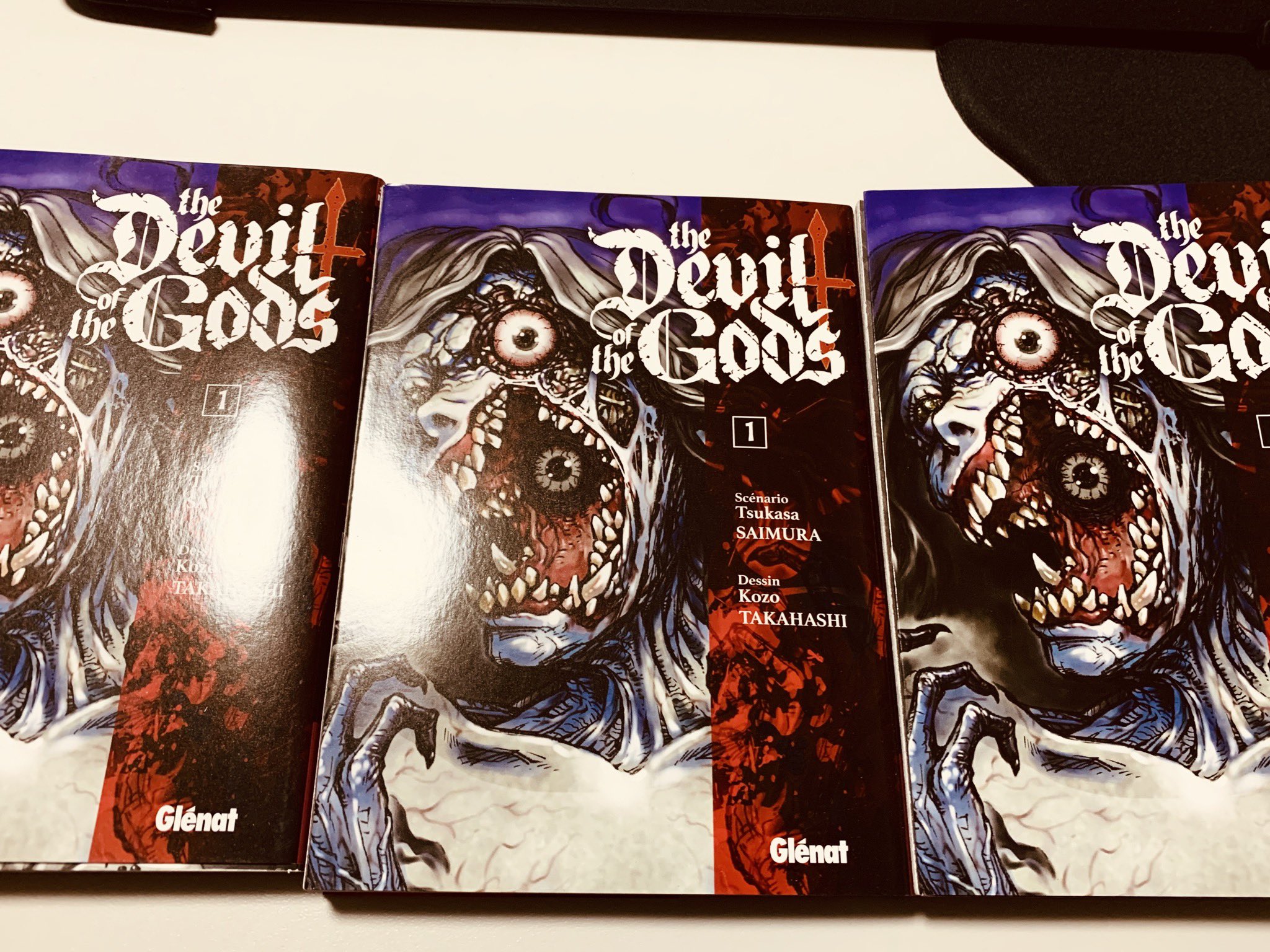 佐伊村 デッドランナー連載中 神々の悪魔 のフランス語版 The Devil Of The Gods が家に届きました Merci T Co Urazvlosbo Twitter