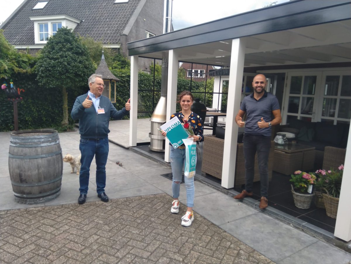 toineketelaars's tweet photo. We zijn zo'n beetje halverwege met het bezorgen van de diploma's! Mooie momenten met mooie diploma's! #rocteraa #businesscollege https://t.co/Byt6sYHqj0