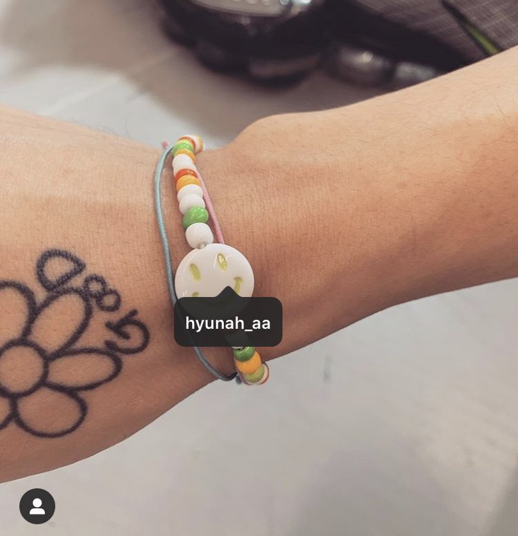softforhyudawn's tweet photo. HYUNA and DAWN making bracelets together! how cute and pure 🥺💜 https://t.co/VTjLktQZ38