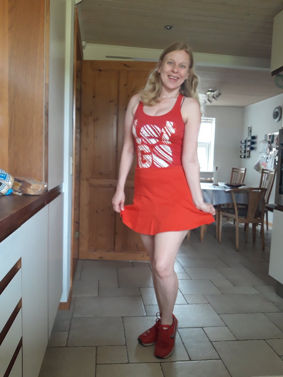 MariannKnudsen's tweet image. &quot;Sings* &quot;oops I did it again&quot; ...1 hour turned into 2 hours and 5 minutes, got lost in the music and couldn&apos;t stop #ZINProblems 😂 #Zumba #ZumbaWear