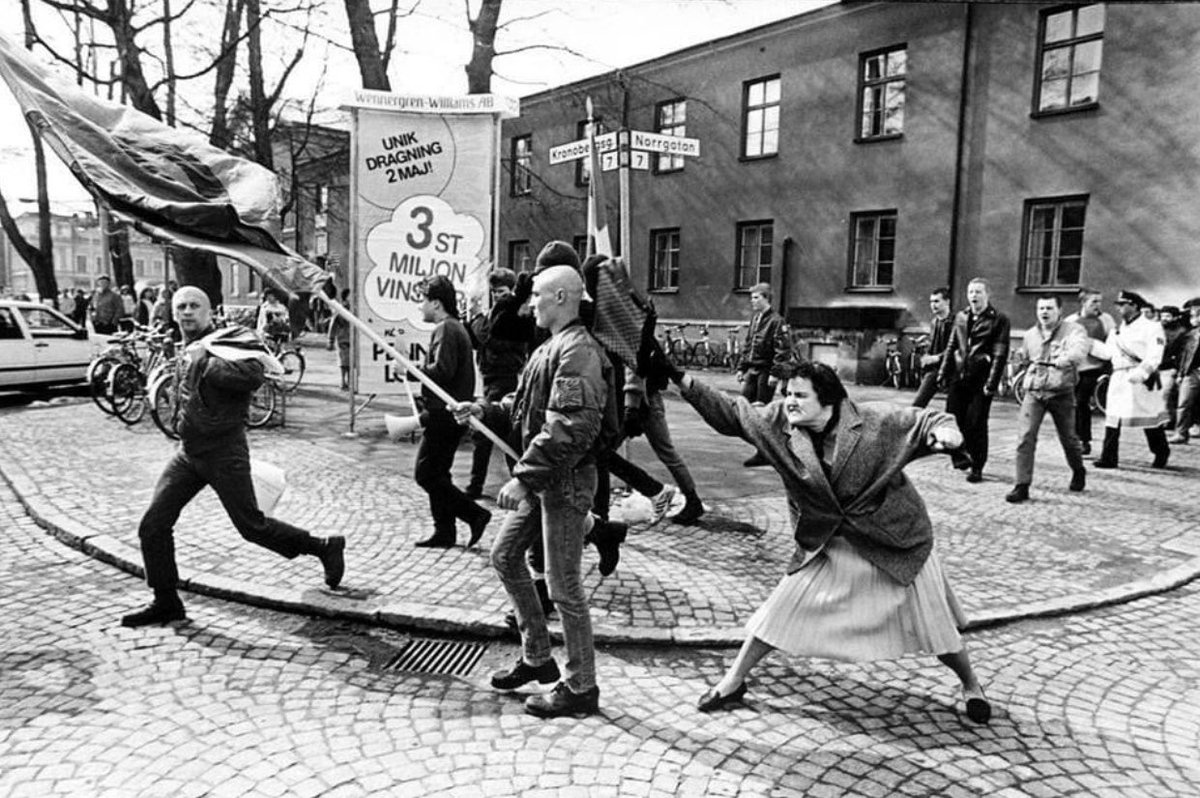 AndolfiCiro's tweet photo. @uroegg Danuta Danielsson hitting a neo-nazi with her purse. Sweden, 1985. Two statues of her were made to symbolize the bravery for standing up against xenophobia, but they were not unveiled to the public as they could be interpreted as promoting violence. United for a better future. ❤️ https://t.co/fK4acR8VHo