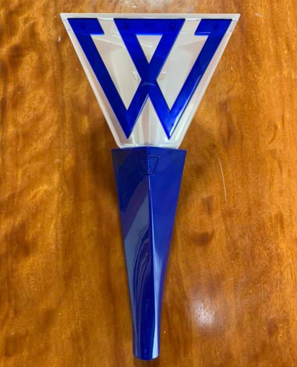 urkpop_fangirl's tweet photo. 📢📢ON HAND READY FOR SHIPPING

WINNER JAPAN LIGHTSTICK V2
**not brand new, good as new.
**in very good condition
**only used ONCE

💰P2,500 + lsf
#WINNER #WINNERLS #urkpopfangirlonhand https://t.co/W7kqrZzY4Q