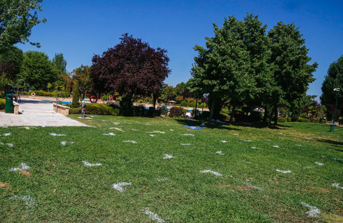 AytoMostoles's tweet photo. Las piscinas municipales de #Móstoles al aire libre ya están abiertas. Por la seguridad de todos, respeta los protocolos preventivos marcados para evitar la expansión de la #COVID19. Mantén las distancias de seguridad y usa la mascarilla en los espacios comunes fuera del agua. https://t.co/rE5S2DgDvy
