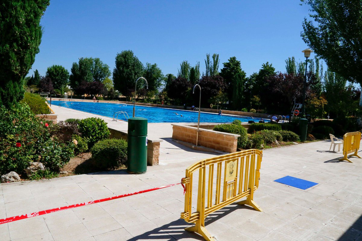 AytoMostoles's tweet photo. Las piscinas municipales de #Móstoles al aire libre ya están abiertas. Por la seguridad de todos, respeta los protocolos preventivos marcados para evitar la expansión de la #COVID19. Mantén las distancias de seguridad y usa la mascarilla en los espacios comunes fuera del agua. https://t.co/rE5S2DgDvy