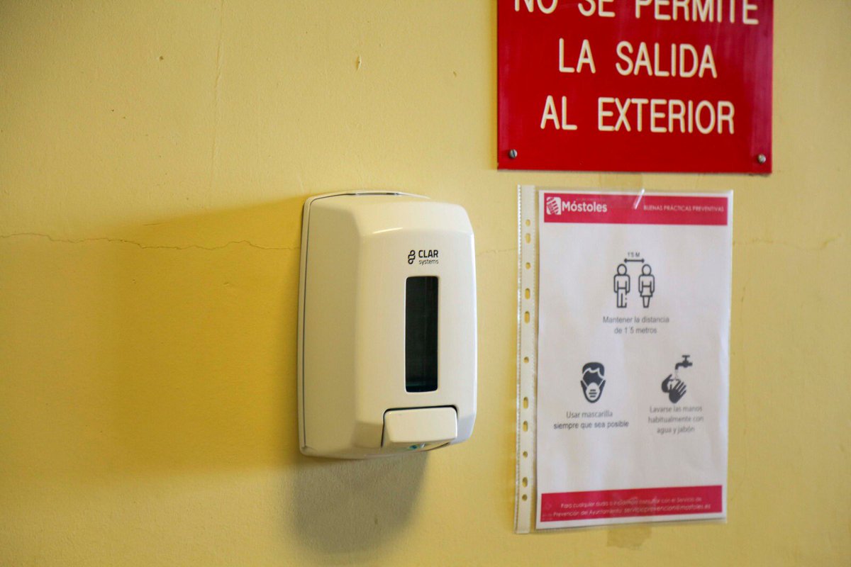 AytoMostoles's tweet photo. Las piscinas municipales de #Móstoles al aire libre ya están abiertas. Por la seguridad de todos, respeta los protocolos preventivos marcados para evitar la expansión de la #COVID19. Mantén las distancias de seguridad y usa la mascarilla en los espacios comunes fuera del agua. https://t.co/rE5S2DgDvy