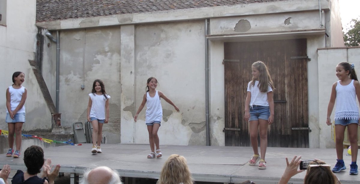 Per fi! El grup infantil dels dilluns s’ha pogut acomiadar com cal representant l’obra de final de final de curs davant les seves famílies! 🥳🎭