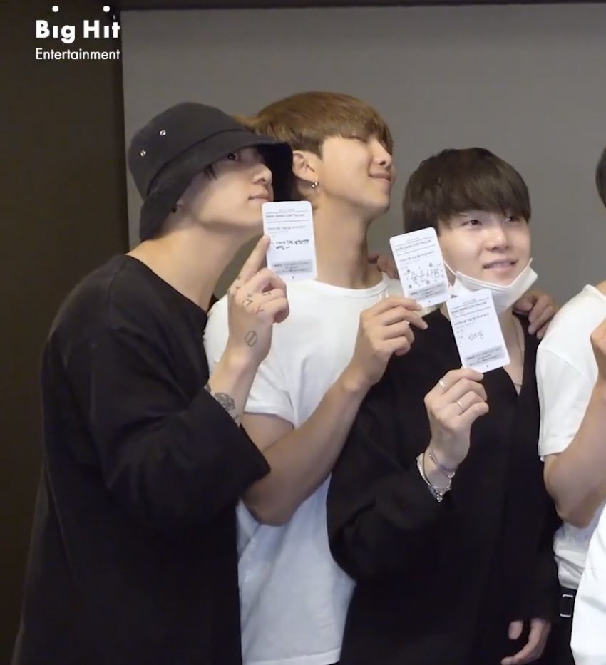bbynkk's tweet photo. yoongi anywhere near namkook:  
ㅇ   ㅇ
/|\   /|\
 |      | 
/ \    /\     웃 https://t.co/ZZdvPhaYQm