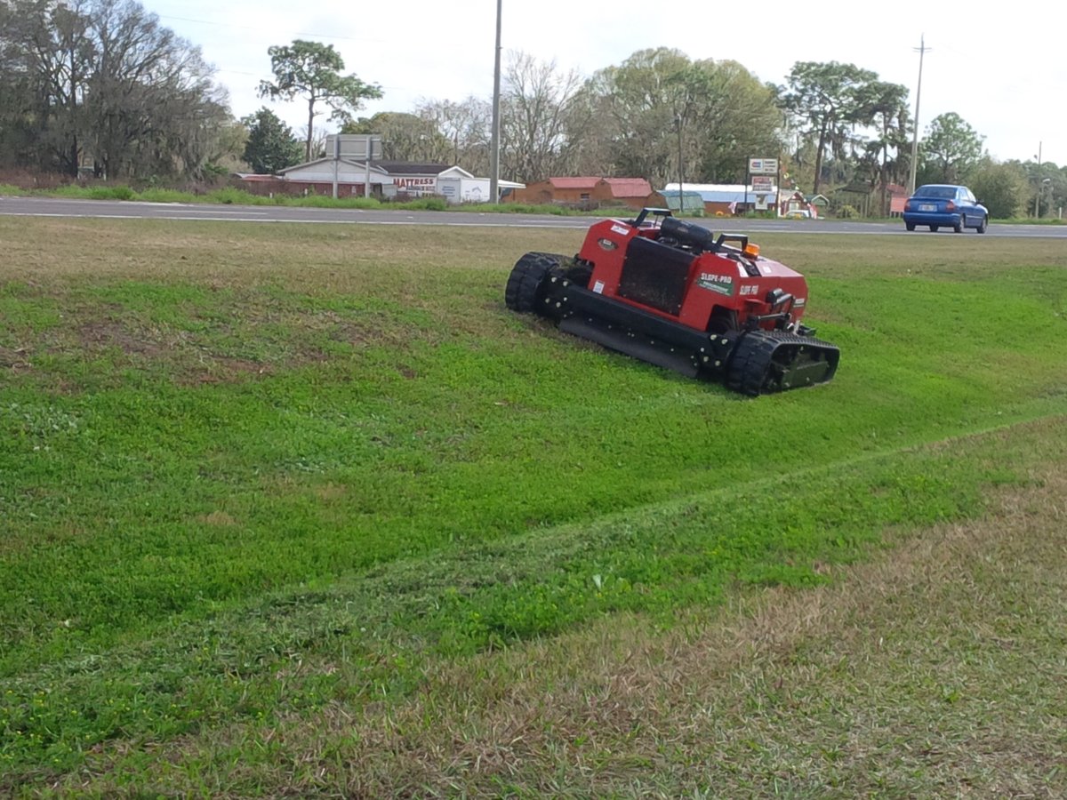 ProTurfMowers's tweet photo. Developed for demanding mowing conditions, the SLOPE-PRO® is a step forward in operator safety and productivity. It features an ultra-low center of gravity for good stability and maneuverability while allowing to cut on side slopes as steep as 50°
#slopepro #steepslope #remote https://t.co/pKiOt17lXc