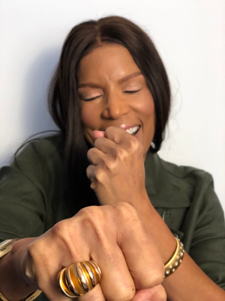 veronicawebb's tweet photo. Time to knock it out!
#goldjewelry #accessories #glowingskin #bronzer
#ootd #veronicawebb #webbonthefly #style @marc_cornwall @andreawison_hair @addysonparkercollection @cartier @vhernier @bucclattimilan https://t.co/jwkK57Y134