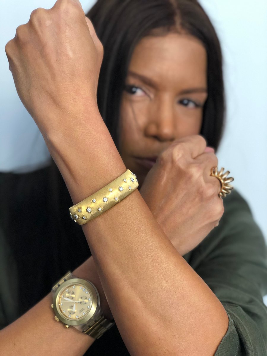 veronicawebb's tweet photo. Time to knock it out!
#goldjewelry #accessories #glowingskin #bronzer
#ootd #veronicawebb #webbonthefly #style @marc_cornwall @andreawison_hair @addysonparkercollection @cartier @vhernier @bucclattimilan https://t.co/jwkK57Y134