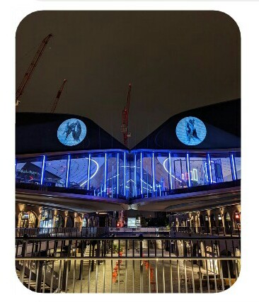rachadizahira's tweet photo. My artwork still strolling around London  😇💙👏✂️ on @RoyalBrompton @CoalDropsYard 
@ianberry_art #iClapFor @NHS https://t.co/yOnov4zuaJ