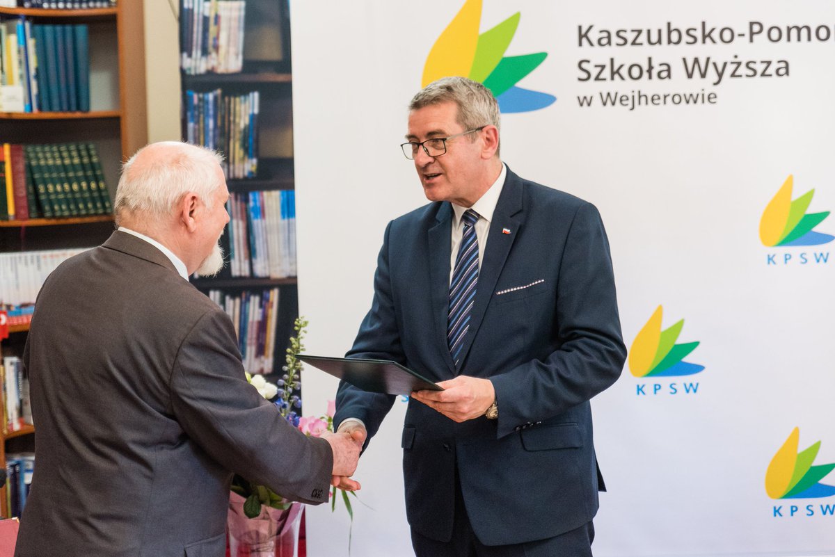 KPSW_Wejherowo's tweet photo. Niespełna dwa tygodnie temu Minister Wojciech #Murdzek @NAUKA_GOV_PL odwiedził nasze mury wręczając decyzję o pozwoleniu na prowadzenie studiów II stopnia! https://t.co/mZIMKJcG39