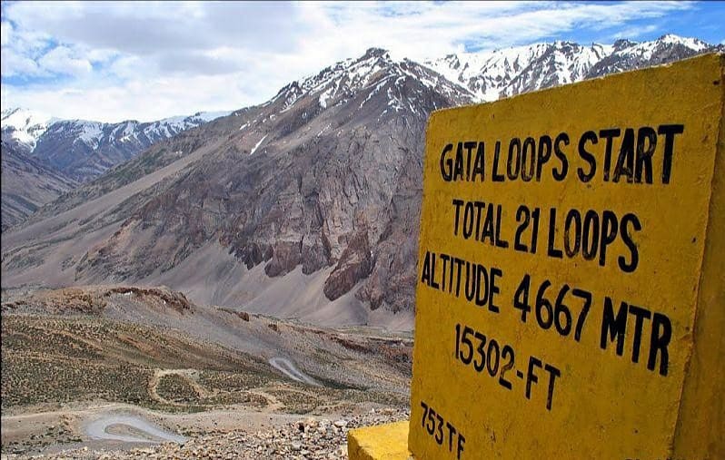 AdventuresO's tweet photo. Located on the Leh-Manali Highway at an altitude of 17000 feet, #GataLoops is a series of 21 hairpin bends in #Ladakh region, Nakee La. Legend has it that every passer-by is supposed to pay tribute to the ghost dwelling in a small hut atop the pass by offering mineral water😳 https://t.co/gQPXVN5aHG